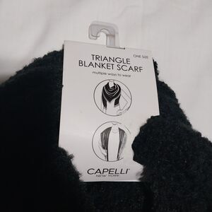 ✨️4 For $20✨️ NWT black triangle blanket scarf with pom poms soft chunky